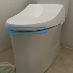 男性用トイレで座って用を足すときの隙間尿漏れの原因と対策